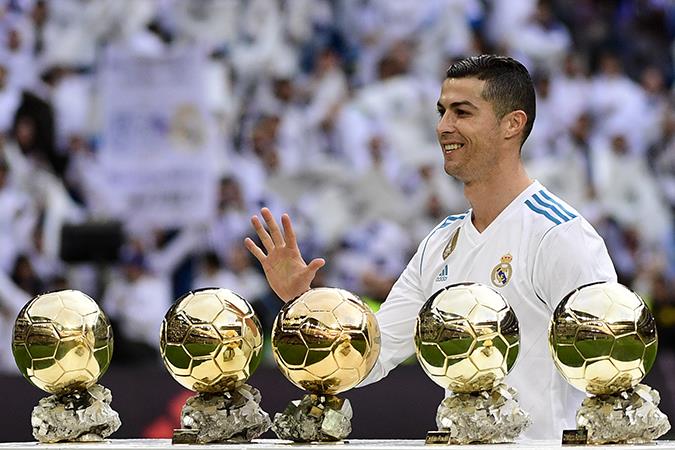 Cristiano Ronaldo junto a sus 5 Balones de Oro. Foto: AFP