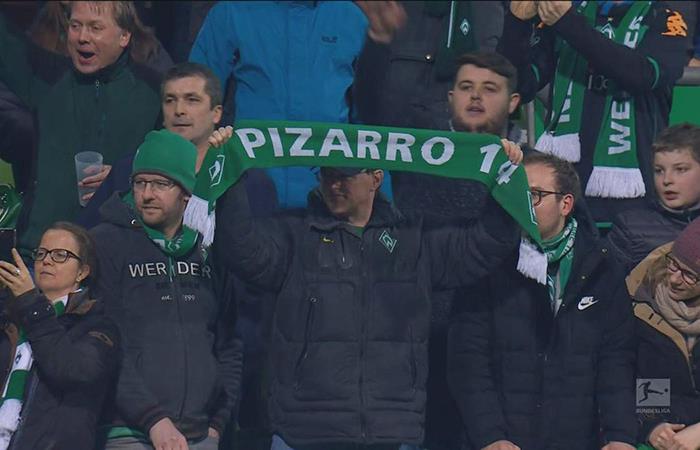 Hinchas del Werder Bremen ovacionaron a Claudio Pizarro. Foto: Twitter
