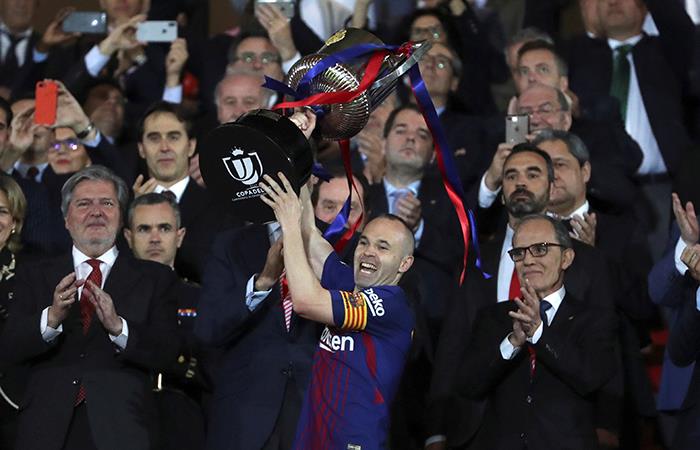 Iniesta levantó el trofeo de la Copa del Rey. Foto: EFE