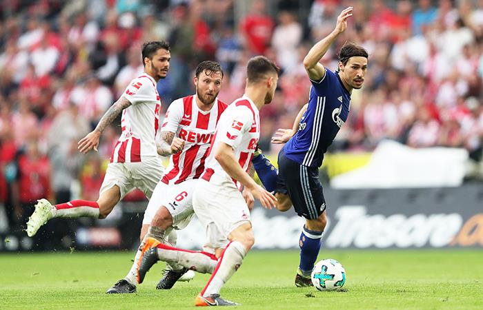 Colonia de Claudio Pizarro con pie y medio en la Bundesliga 2 tras empate  con Schalke 04