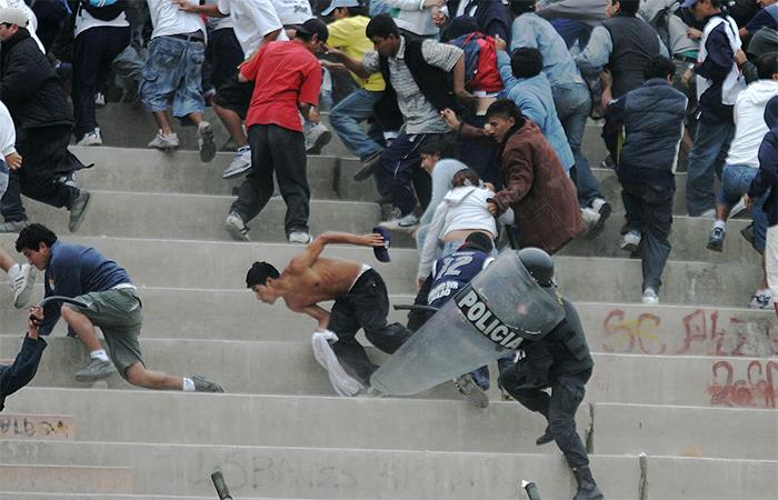 La violencia en los estadios es uno de los principales factores que aleja al público de esta fiesta. Foto: Andina