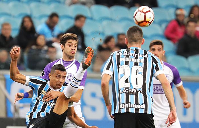 Gremio venció por la mínima a Defensor Sporting en Porto Alegre. Foto: EFE