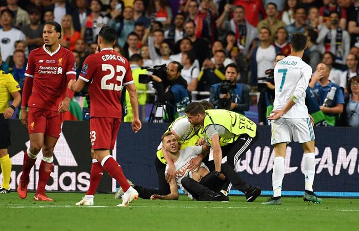 Cristiano Ronaldo fue interrumpido por un hincha. Foto: AFP