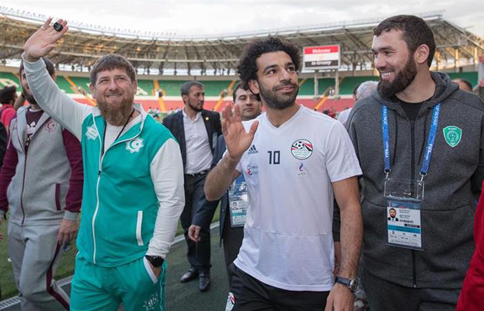 Mohamed Salah se hizo presente en los entrenamientos con Egipto en Grozni. Foto: EFE