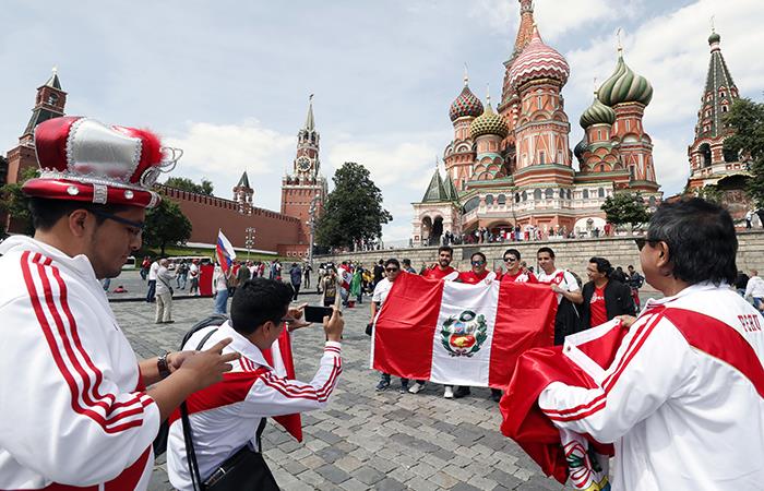 Hinchas peruanos en Rusia 2018. Foto: EFE