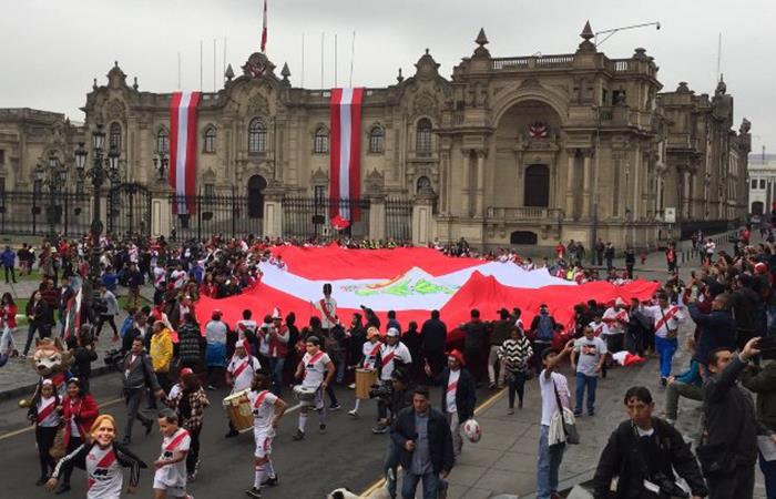 Plaza de Armas lleno de hinchas peruanos. Foto: Twitter