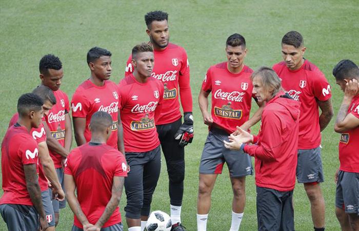Selección Peruana recibió charla motivacional previo al encuentro con Francia. Foto: EFE
