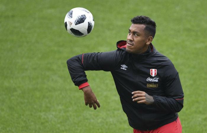 Renato Tapia podría ser una gran baja de Perú ante Francia. Foto: AFP