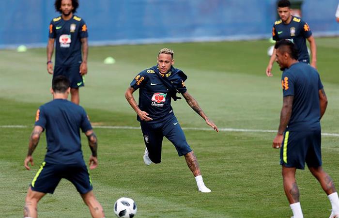 Neymar entrenó con normalidad pensando en Costa Rica. Foto: EFE