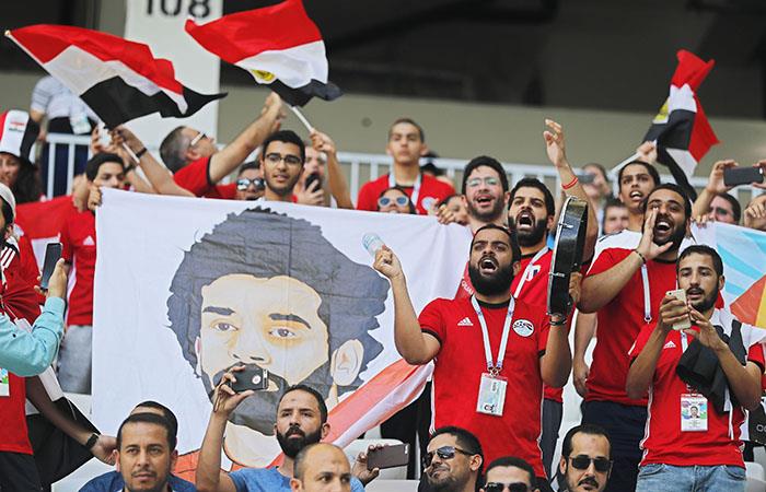 Fanáticos egipcios con banderas con el rostro de Mohamed Salah. Foto: EFE