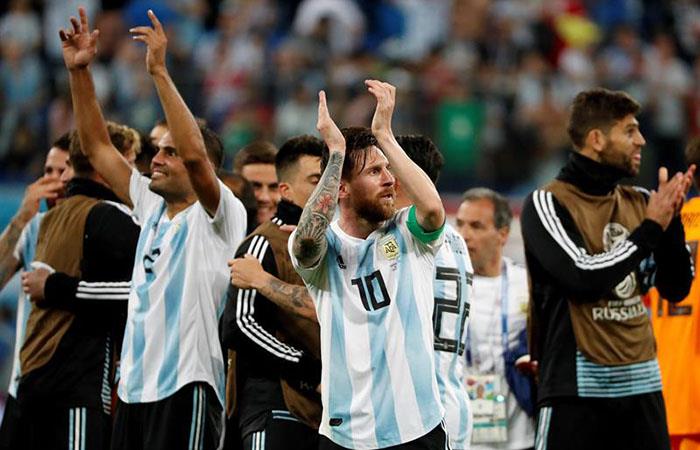 Selección Argentina festejando su pase a octavos. Foto: EFE