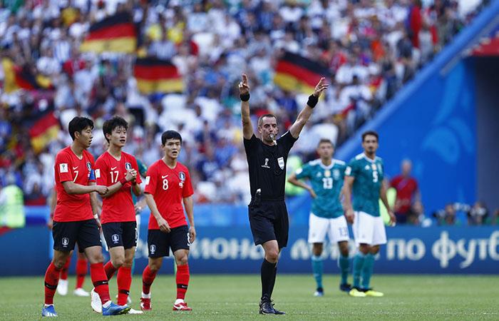 El árbitro se apoya en el VAR durante el Corea vs Alemania. Foto: AFP