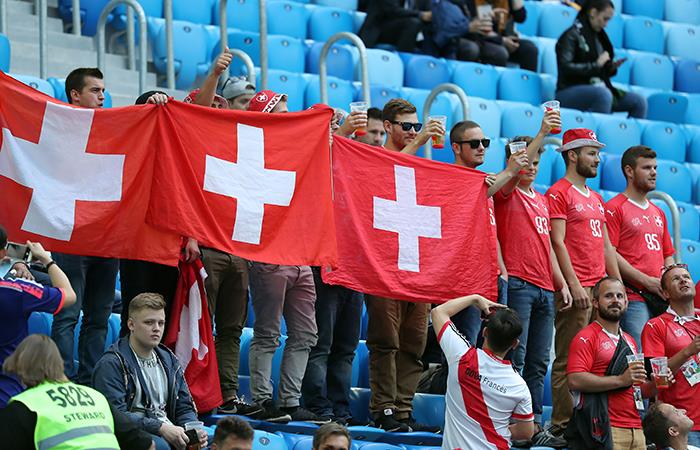 Hinchas suizos alientan a su selección. Foto: EFE