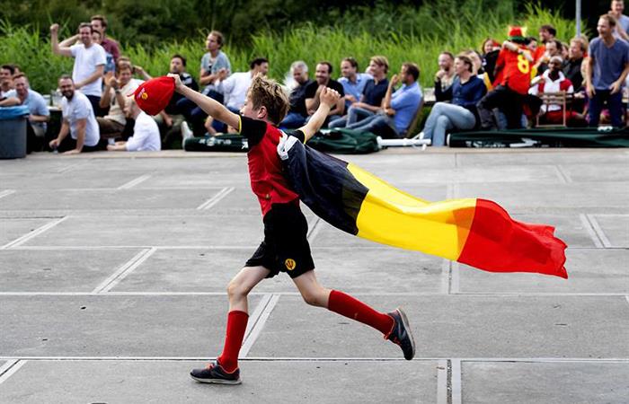 Hincha belga celebrando el triunfo de su selección ante Brasil. Foto: EFE
