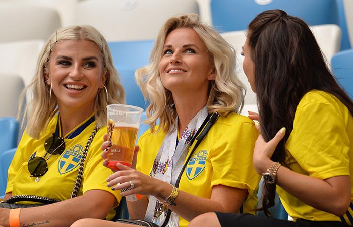 Hinchas suecas en toda la previa de lo que será su partido ante Inglaterra. Foto: EFE