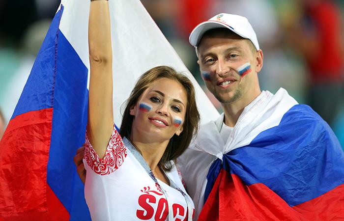 Fanáticos rusos alientan a su selección en el estadio Fisht de Sochi. Foto: EFE