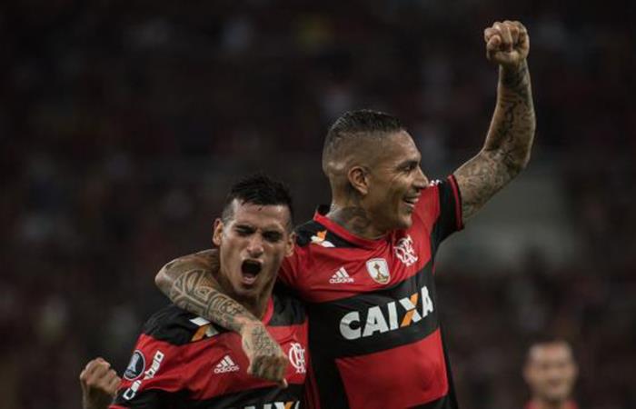 Miguel Trauco y Paolo Guerrero han sido convocados para el duelo entre Flamengo y Santos. Foto: AFP