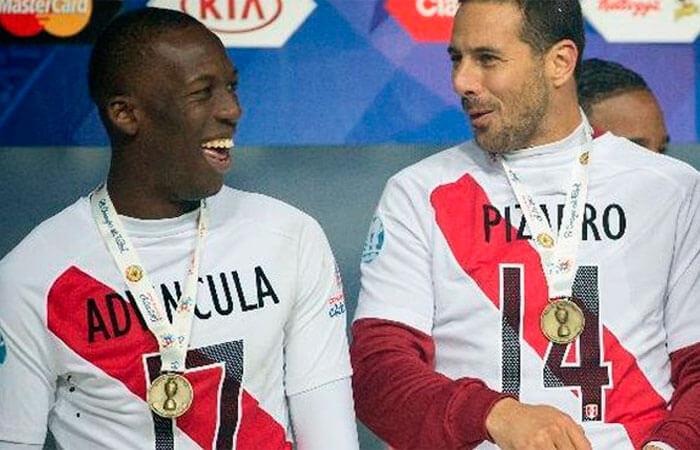 Pizarro bromeó con Advíncula por su gol ante Alemania. Foto: AFP