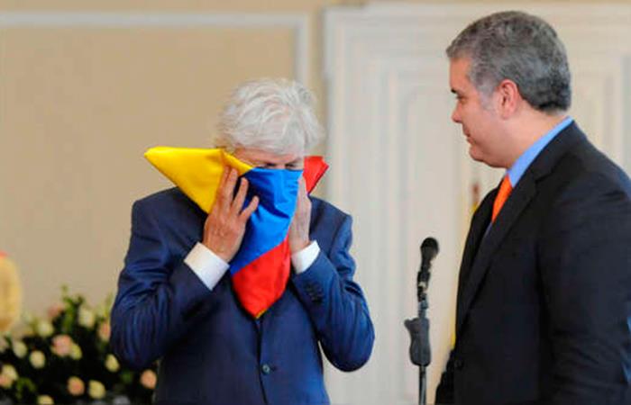 Al borde de las lágrimas José Pékerman besa la bandera colombiana (/ Cesar Carri). Foto: EFE