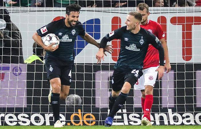Claudio Pizarro celebra su tanto frente al Mainz. Foto: EFE