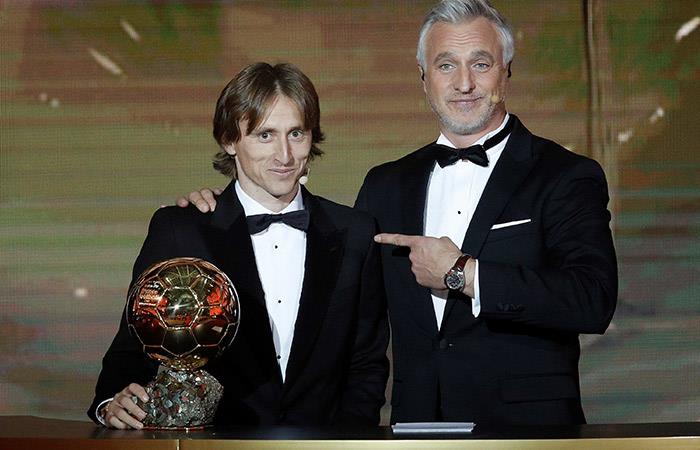 Modric posa junto al Balón de Oro. Foto: EFE