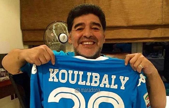 Diego Armando Maradona con la camiseta de Koulibaly. Foto: Facebook