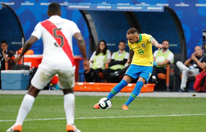 Everton anotó el tercero de Brasil. Foto: EFE