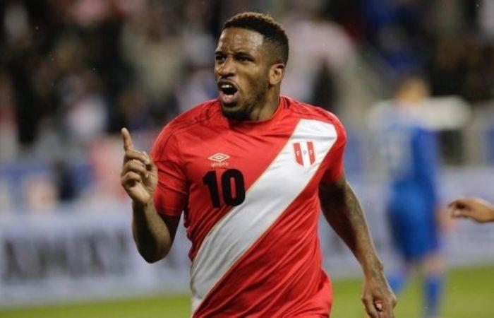 El '10' de la selección peruana viene recuperándose en Europa. Foto: EFE