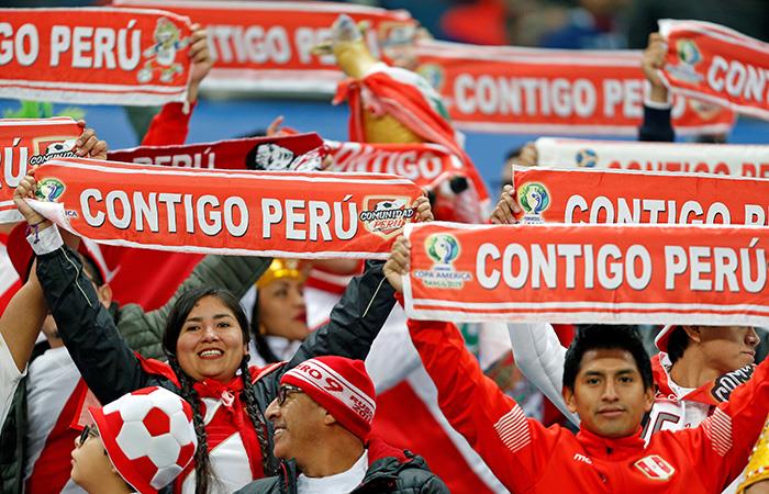 Hinchas en el partido entre Perú vs Chile. Foto: EFE