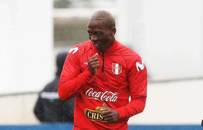 Advíncula viene disputando todos los partidos de la Selección Peruana en la Copa América. Foto: EFE