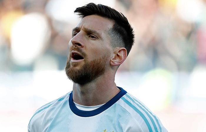 Lionesl Messi terminó expulsado a los 37' en el duelo ante Chile en un intenso choque ante Medel. Foto: EFE
