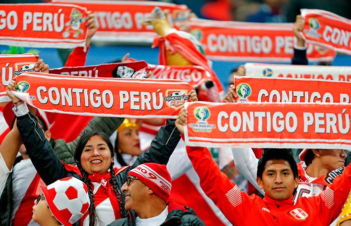 Los hinchas peruanos tienen un segundo himno nacional. Foto: EFE