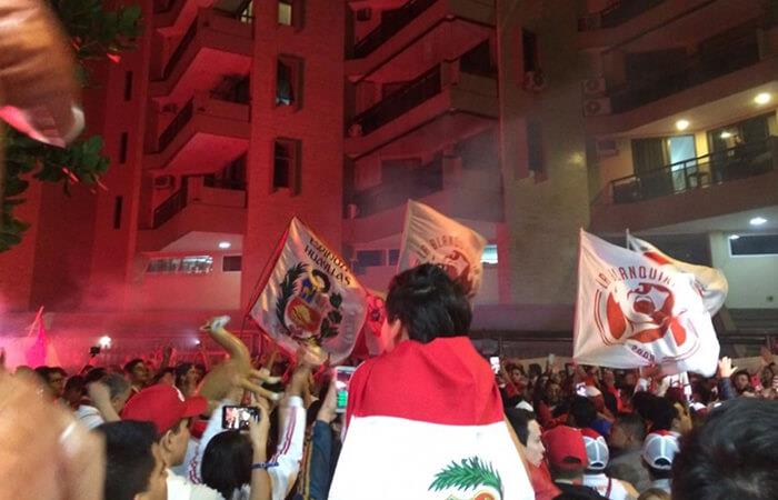 Perú recibió emotivo 'banderazo' en Río de Janeiro. Foto: Andina