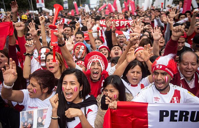 Hinchas peruanos agradecieron a Perú, pese a la derrota. Foto: EFE