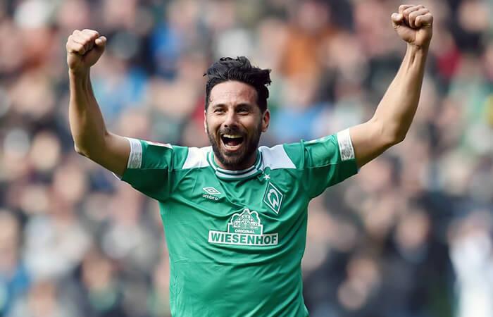 Werder Bremen goleó en la Copa de Alemania con doblete de Claudio Pizarro