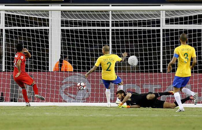 Ruidíaz y su polémico gol ante Brasil en 2016. Foto: EFE