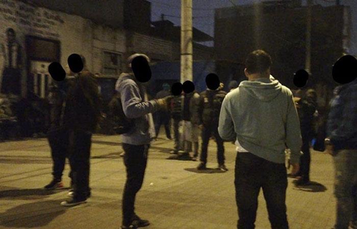 Hinchas de Alianza Lima cuidando Matute. Foto: Facebook