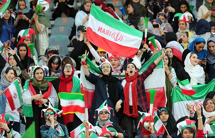 Mujeres ingresaron a estadio en Irán. Foto: EFE