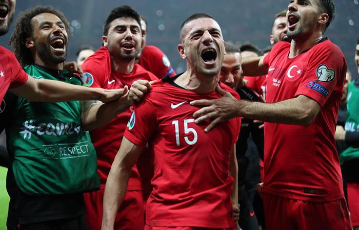 Selección de Turquía empató con Islandia y clasificó a la Eurocopa 2020. Foto: EFE