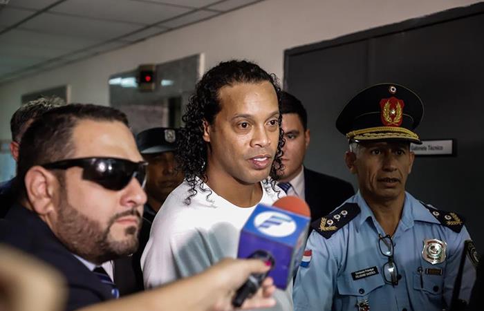 Ronaldinho deja prisión de Asunción luego de un mes. Foto: EFE