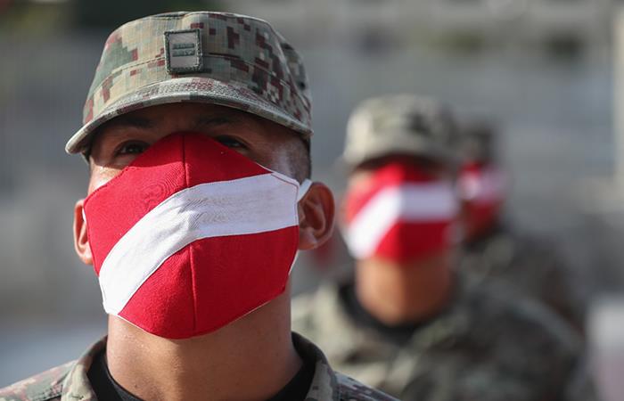 Integrantes de las Fuerzas Armadas con mascarilla que lleva los colores patrios. Foto: Andina