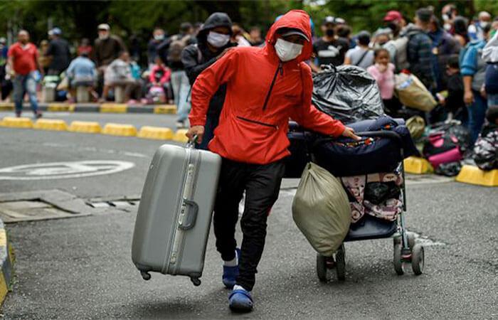 Venezolanos buscan regresar a su país. Foto: AFP