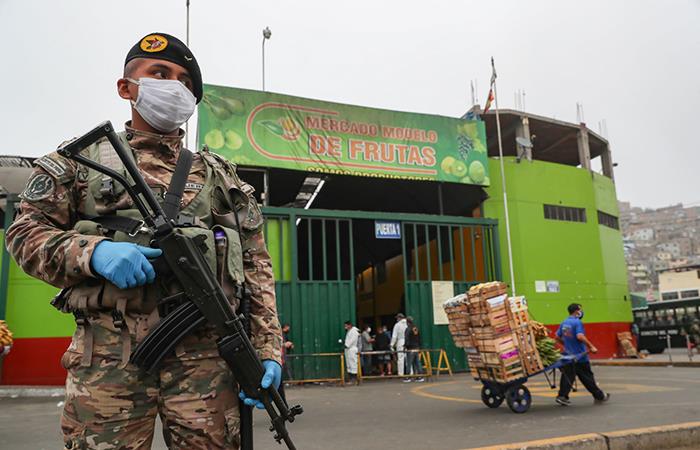 El Mercado de Frutas paró sus labores tras alto número de contagiados. Foto: Andina