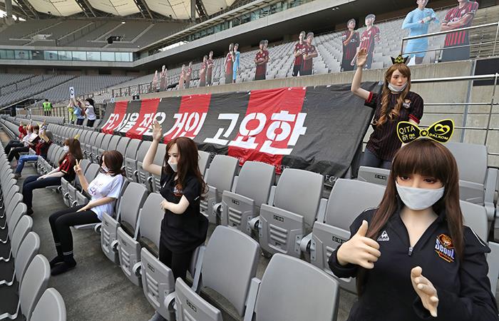 Club coreano utilizó muñecas sexuales para simular hinchas en tribuna. Foto: EFE
