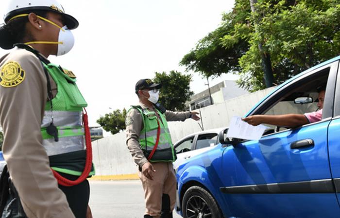 Desde este lunes 25 de mayo se podrá usar vehículo particular para casos de emergencia. Foto: Andina