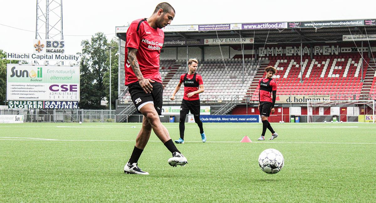 Sergio Peña realiza trabajos con el balón. Foto: Twitter Club FC Emmen