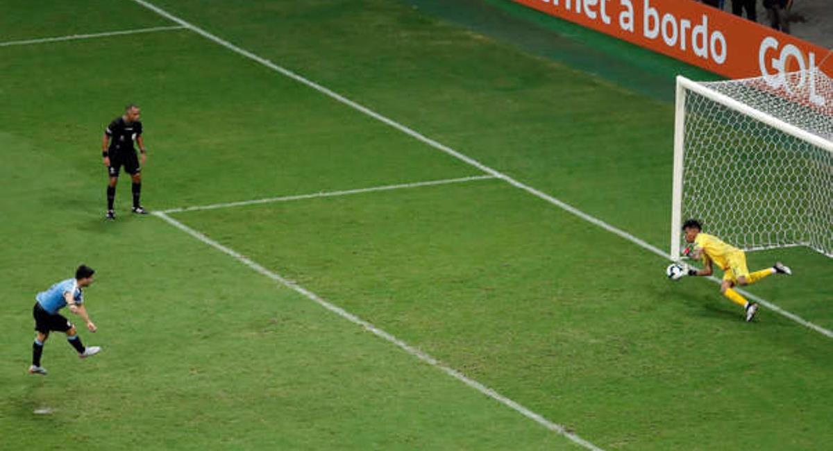 Pedro Gallese le atajó el penal a Luis Suárez en la Copa América 2019. Foto: Andina
