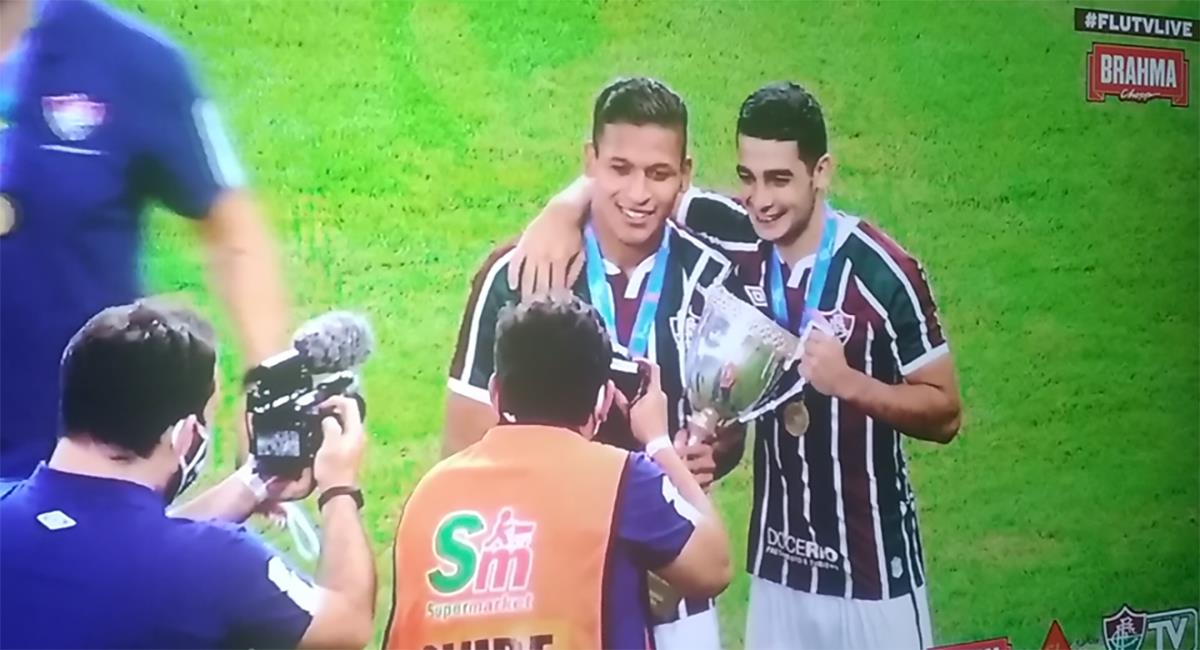 Fernando Pacheco con la copa de campeón. Foto: Captura Youtube Fluminense TV