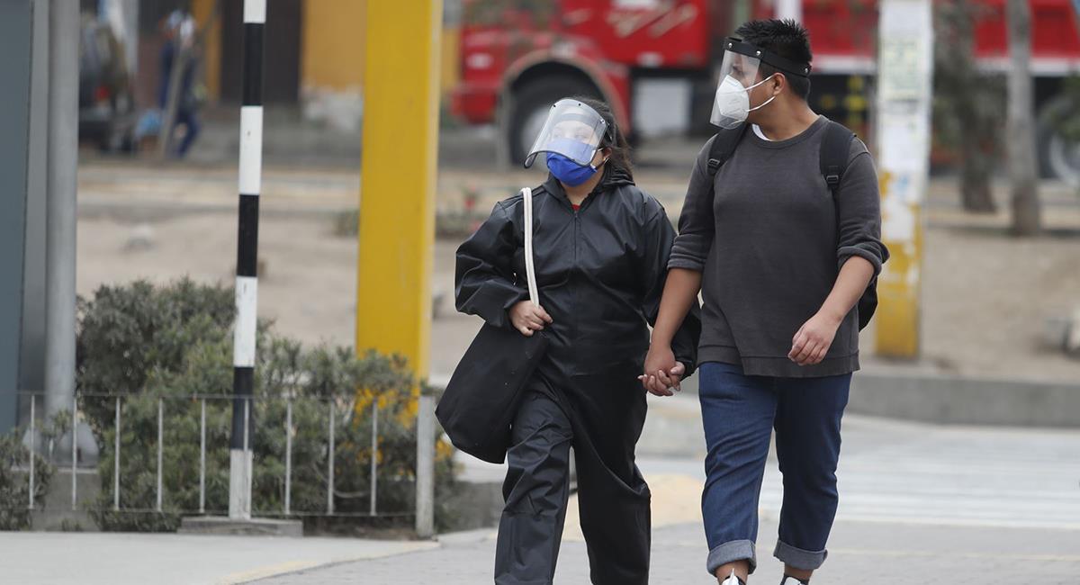 Ciudadanos del Perú deben llevar protectores faciales en los transportes. Foto: Andina