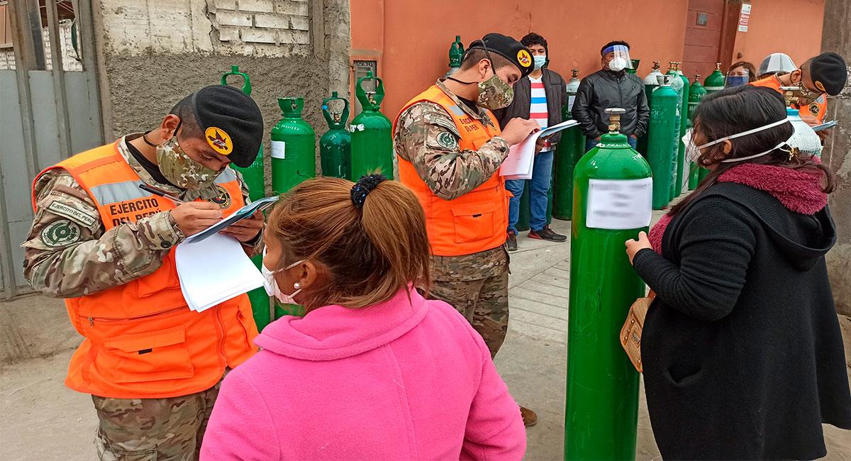 Las Fuerzas Armadas prestan ayuda a personas que lo necesiten en Perú. Foto: Twitter @DIRISLimaSur